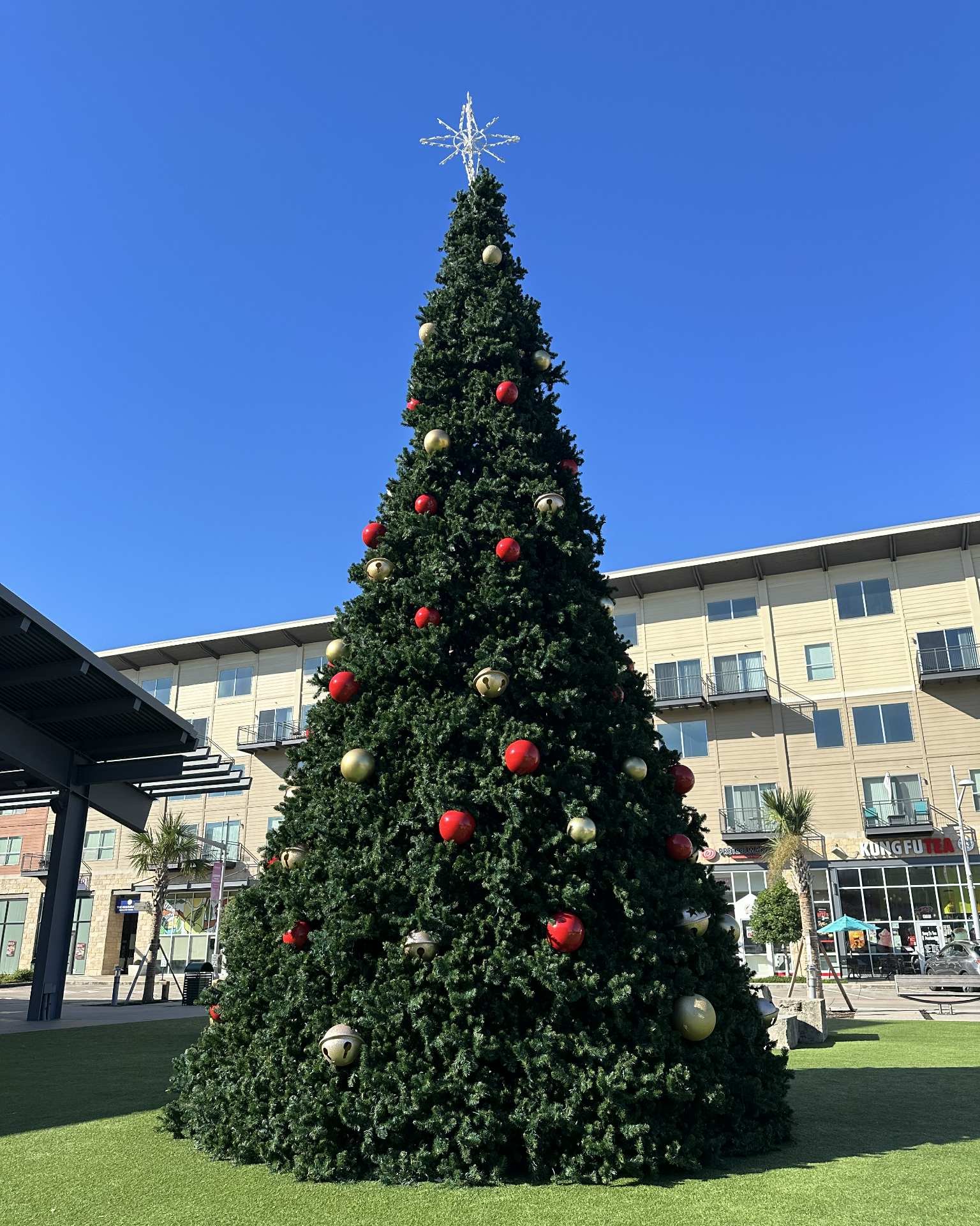 Christmas Tree at Pearland Town Center Vertical